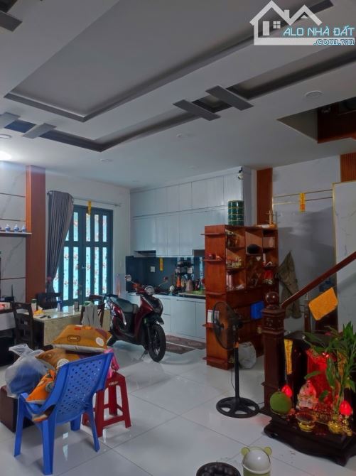 NHÀ 3TẦNG  2 MẶT TIỀN HẺM Ô TÔ THỊ TRẤN NHÀ BÈ    DT: 8 x 8m | Kết cấu: Trệt, 2 lầu, sân t - 1