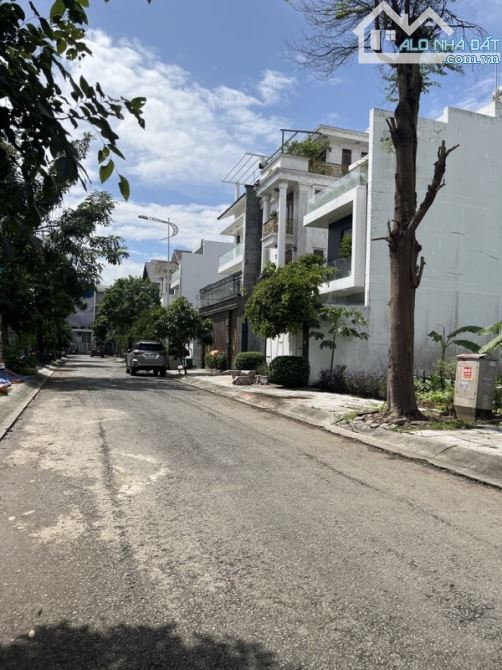 Bán khuôn đất Góc 2MT dt 11x20m gần Nguyễn Duy Trinh, Bình Trưng Đông, Giá chỉ 98tr/m - 1