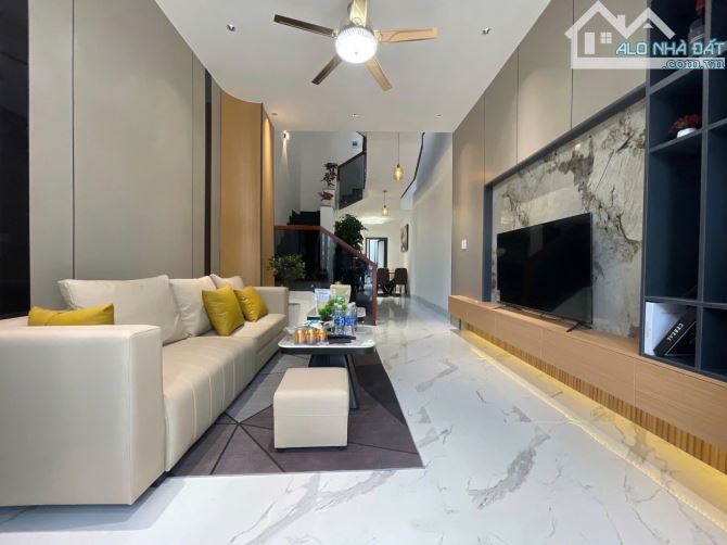 Chủ đi nước ngoài cần bán gấp nhà trung tâm Thủ Dầu Một giá rẻ - 1