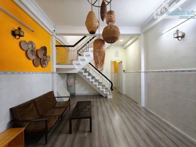 Cho thuê nguyên căn sát Mặt Tiền Võ Văn Tần - P5- Q3 - 200m2 - 1
