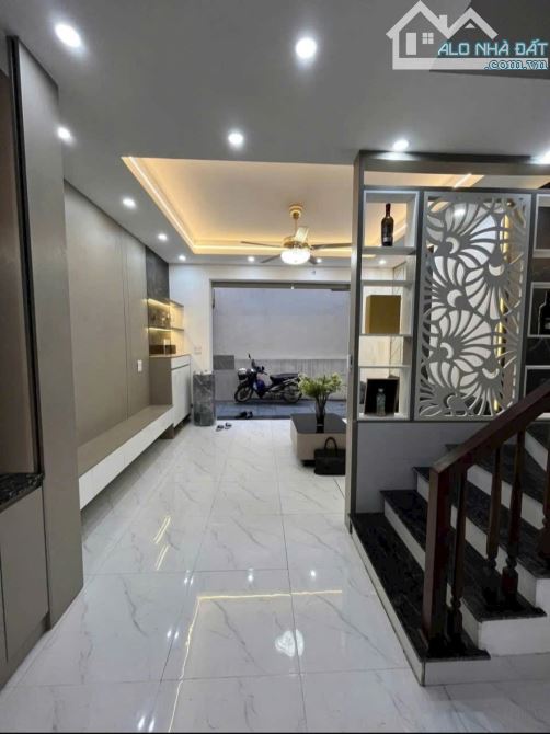 BÁN NHÀ NGÔ GIA TỰ ,LONG BIÊN  , DT 33M , 5 TẦNG , Ô TÔ ĐỖ CỔNG , FULL NỘI THẤT, NHỈNH 5 T - 1