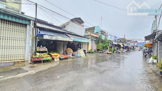 mảnh đất 10ty3 TL 2 sổ có một nhà cấp 4 và một nhà 1 trệt 2 lầu ngay chợ Kinh doanh - 1