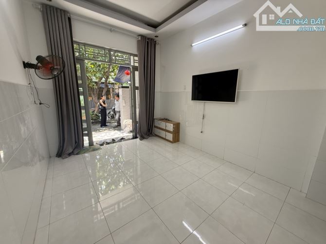Bán nhà gần Ngã tư Bình Phước 46.6m2, hẻm xe hơi, nở hậu, giá tốt chỉ 3.5 tỷ - 1
