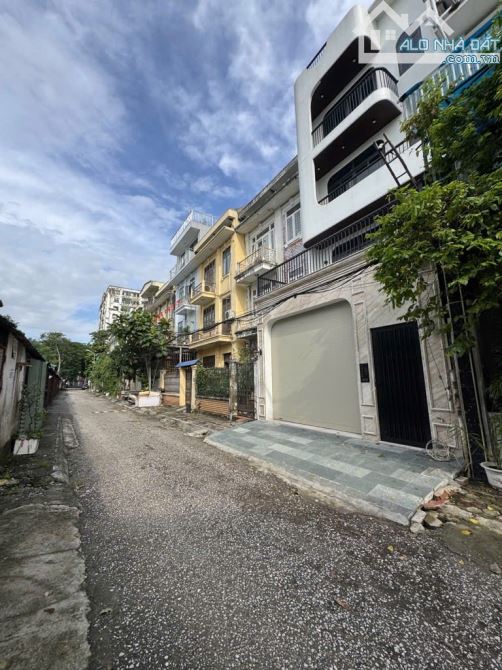 BÁN NHÀ ĐỨC GIANG-DIỆN TÍCH GẦN 100m2-GARA 3 Ô TÔ-THANG MÁY-FULL NỘI THẤT-ĐẸP LONG LANH - 1
