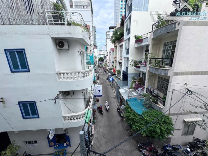 Bán nhà 3 tầng rộng 49,8m2 hẻm ô tô Hùng Vương, Nha Trang - 1