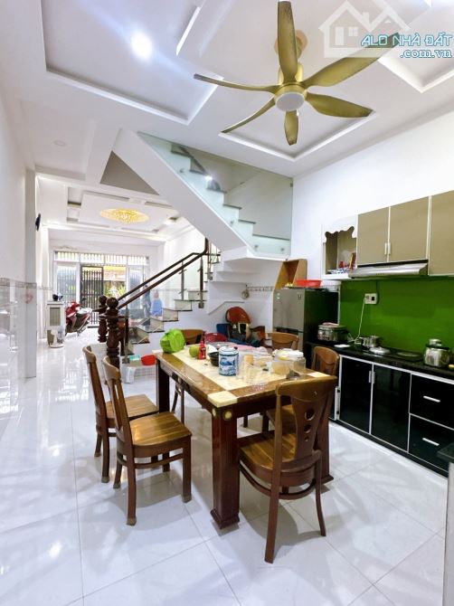 Đường vườn Lài, hẻm 6m thông, khu phân lô đồng bộ.  65m2(4*16).  Nha trệt,lầu, 3pn.  Hơn 6 - 1