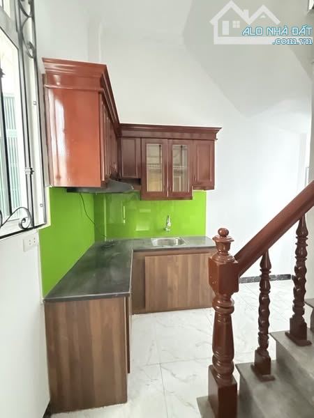HIẾM - Ô TÔ ĐỖ CỔNG - 1 NGOẶT RA PHỐ - NHÀ DÂN XÂY KIÊN CỐ - ĐẦY ĐỦ NỘI THẤT - 3 NGỦ - GIÁ - 1