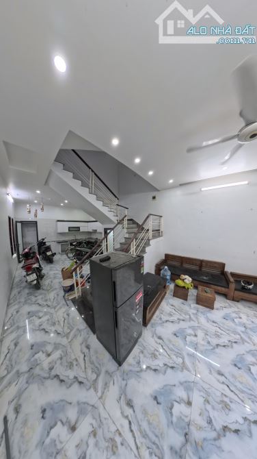 Chuyển nhượng nhà 3 tầng độc lập mặt ngõ Trại Lẻ, ô tô đỗ gần nhà. - 1