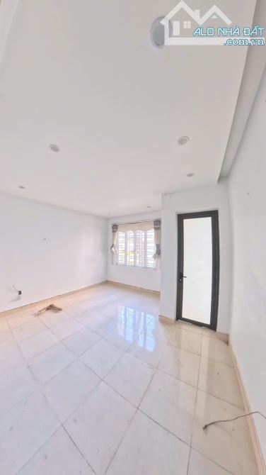 Chuyển nhượng nhà 3 tầng độc lập mặt ngõ Trại Lẻ, ô tô đỗ gần nhà. - 1
