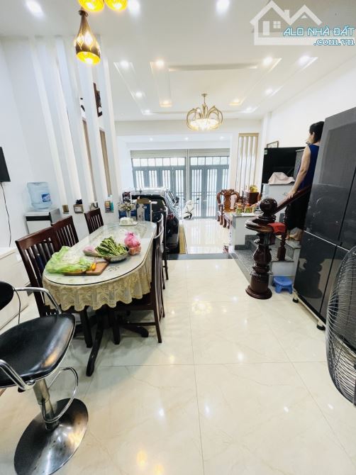 Bán nhà đẹp 3 tầng ,ô tô ngủ trong nhà .Huỳnh Tấn Phát,Quận 7.Giá 7.8 tỷ. - 2