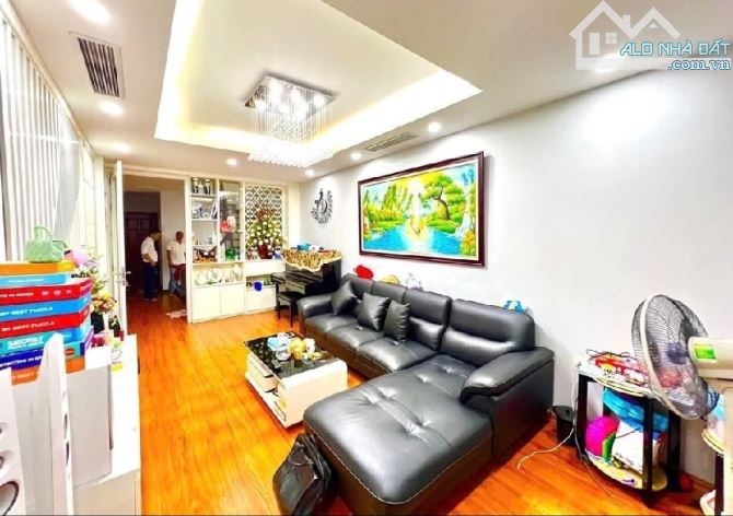 PHÙNG CHÍ KIÊN- NHÀ ĐẸP 60X6 TẦNG- PHÂN LÔ Ô TÔ ĐỖ CỬA - 2