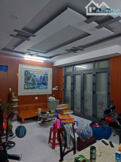 NHÀ 3TẦNG  2 MẶT TIỀN HẺM Ô TÔ THỊ TRẤN NHÀ BÈ    DT: 8 x 8m | Kết cấu: Trệt, 2 lầu, sân t - 2