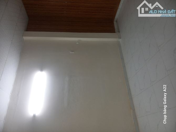 Ban nhà nguyên căn, DT 6.5m x22m(143m²). Ngay cạnh chợ Phú Xuân (thị trấn Nhà Bè). Hẻm xe - 2