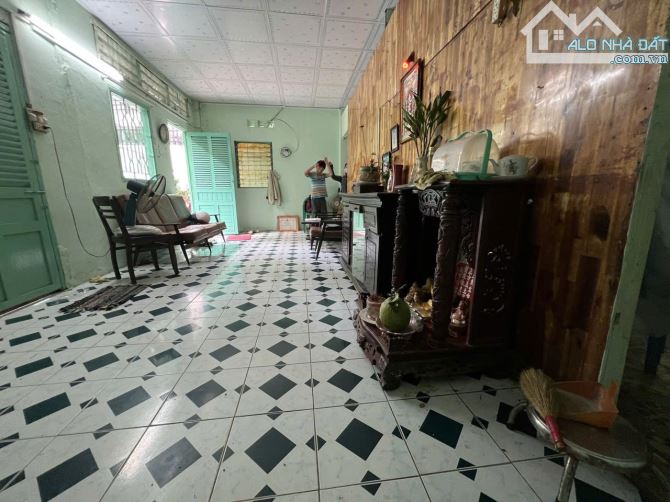 Bán nhà cấp 4, HXH 140m2 ,Hưng Phú , Quận 8 , 
ngang 10m chỉ 10,5 tỷ - 2