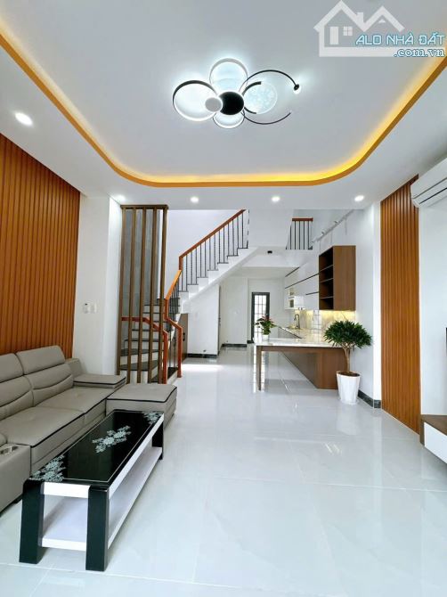 NHÀ 2 TẦNG FULL NỘI THẤT– XE HƠI VÀO TẬN NHÀ – GẦN CHỢ BÌNH CHÁNH .2Tỷ5.100m2 - 2