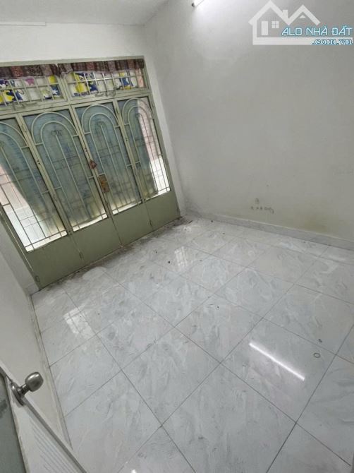 Q10 -GẦN NG KIM- NHỈNH 4 TỶ - KỀ HẺM XE HƠI GẦN MẶT TIỀN - 2 LẦU NỞ HẬU - 28M2 - CỰC THƠM. - 2