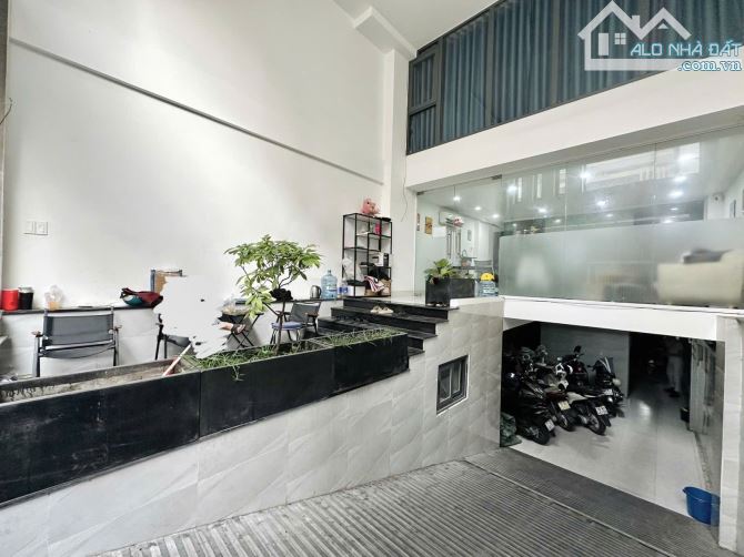 Bán CHDV giáp Phan Đăng Lưu,Phú Nhuận,  ngang 6m dài 22m dtcn: 128m2. Dòng tiền 85tr/ thán - 2