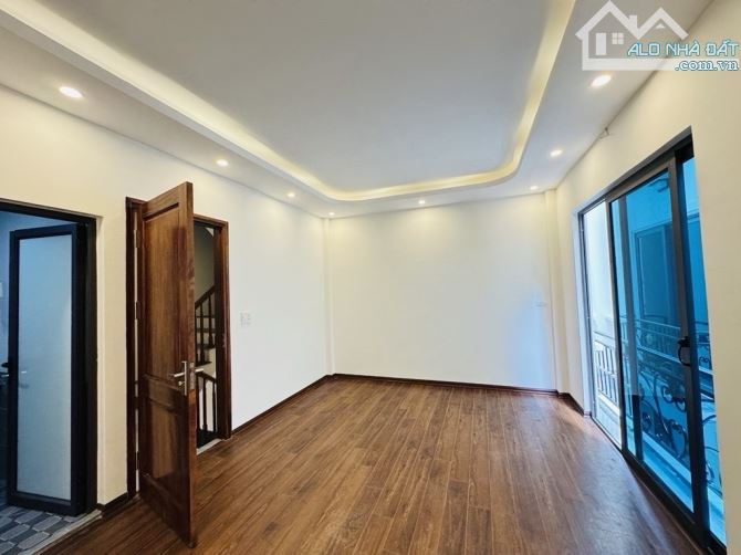 👉 yên nghĩa trong đê , 5 tầng mới cóng giá chưa đến 4 tỷ. 👉 vị trí gần đường Quang Trung - 2
