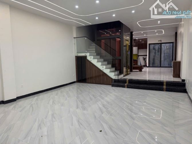 BÁN NHÀ ĐỨC GIANG-DIỆN TÍCH GẦN 100m2-GARA 3 Ô TÔ-THANG MÁY-FULL NỘI THẤT-ĐẸP LONG LANH - 2