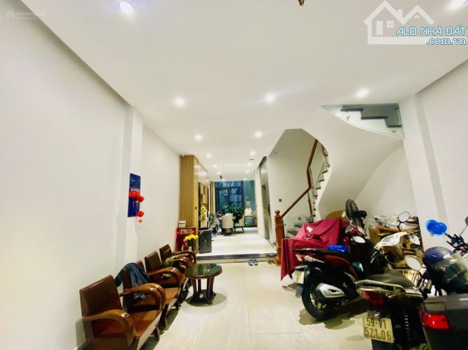 Giảm sâu 2 tỷ. bán gấp nhà riêng trong tuần nhà mặt tiền Bàu Cát Tân Bình 5.5x14. Chỉ 12,9 - 2