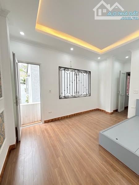 HIẾM - Ô TÔ ĐỖ CỔNG - 1 NGOẶT RA PHỐ - NHÀ DÂN XÂY KIÊN CỐ - ĐẦY ĐỦ NỘI THẤT - 3 NGỦ - GIÁ - 2