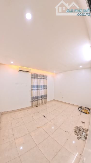 Chuyển nhượng nhà 3 tầng độc lập mặt ngõ Trại Lẻ, ô tô đỗ gần nhà. - 2