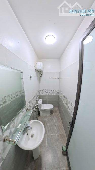 Chuyển nhượng nhà 3 tầng độc lập mặt ngõ Trại Lẻ, ô tô đỗ gần nhà. - 2