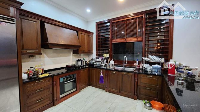 Bán Biệt Thự CV Cầu Giấy  - Đường lớn 5 Ô tô tránh - 326,3m2 * 4T + 1 hầm - 95 tỷ - 3