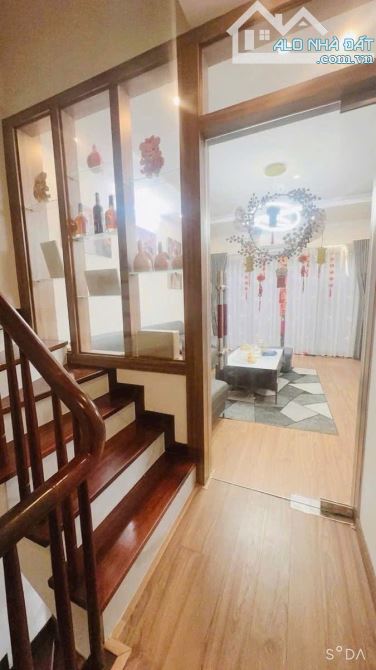 TRUNG TÂM CẦU GIẤY DƯƠNG QUẢNG HÀM 45m2x5tầng,Mt4m GIÁ 11.3TỶ Ô TÔ QUA NHÀ NGÕ THÔNG 6 NGỦ - 3