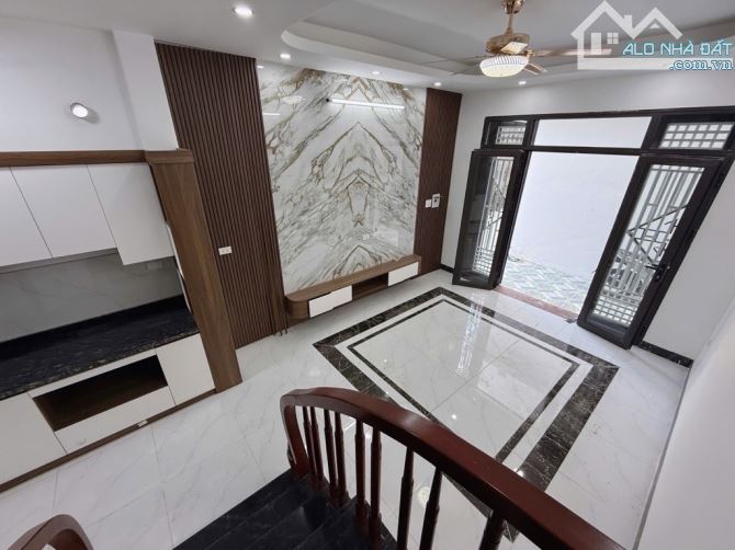 BÁN NHÀ VIỆT HƯNG -5 TẦNG MỚI KÍNH KOONG - GẦN CÔNG VIÊN - KĐT VIỆT HƯNG- ĐẦY ĐỦ CÔNG NĂNG - 3