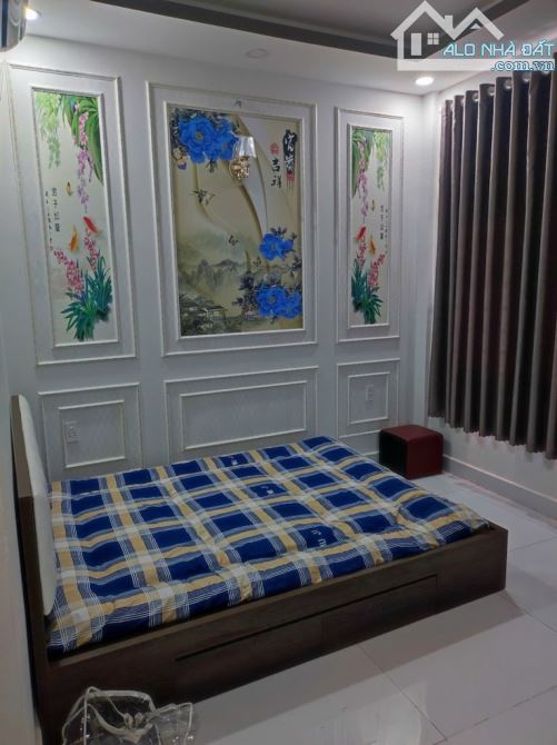 NHÀ 3TẦNG  2 MẶT TIỀN HẺM Ô TÔ THỊ TRẤN NHÀ BÈ    DT: 8 x 8m | Kết cấu: Trệt, 2 lầu, sân t - 3