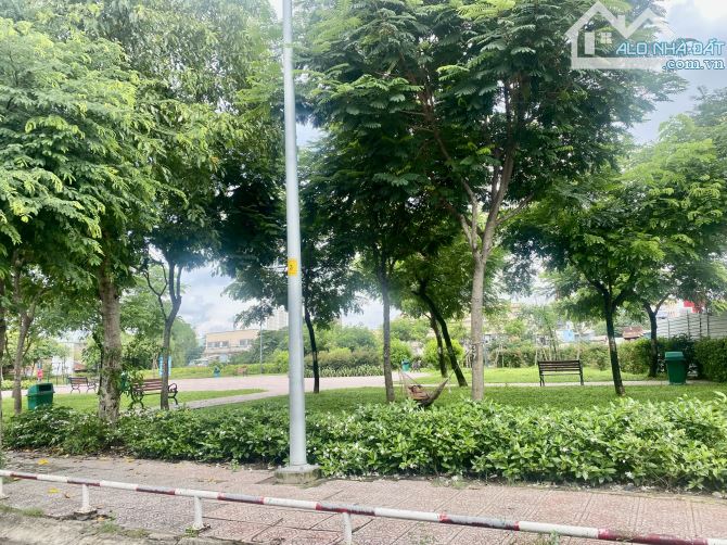 Bán nhà mặt tiền giao giữa Bùi Minh Trực và Phạm Thế Hiển. Thông xe hơi 2 chiều - 3