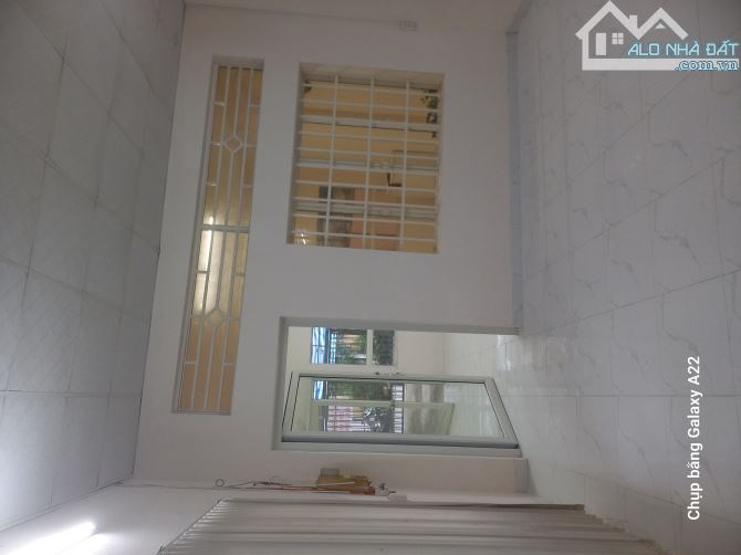 Ban nhà nguyên căn, DT 6.5m x22m(143m²). Ngay cạnh chợ Phú Xuân (thị trấn Nhà Bè). Hẻm xe - 3