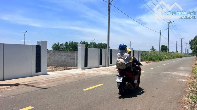 2 LÔ LIÊN KỀ MẶT TIỀN ĐƯỜNG CÁCH MẠNG THÁNG TÁM - TRUNG TÂM THỊ TRẤN ĐẤT ĐỎ - NGAY QUỐC LỘ - 3