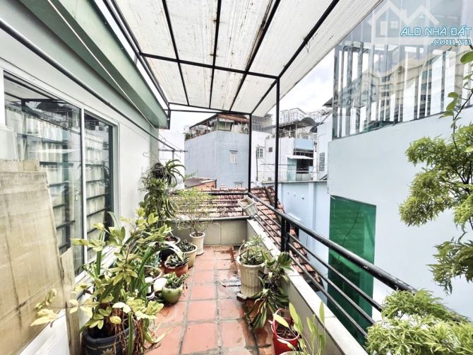 NHÀ ĐẸP Ở NGAY HUỲNH VĂN BÁNH- NGANG 7.3m – 3 TẦNG FULL NỘI THẤT- HƠN 6TỶ - 3
