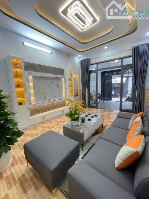 Nhà đẹp long lanh 3 lầu DT: 4.02 * 15.5 giá nhỉnh 6 toi - 3