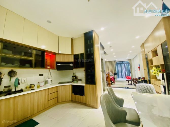 Giảm sâu 2 tỷ. bán gấp nhà riêng trong tuần nhà mặt tiền Bàu Cát Tân Bình 5.5x14. Chỉ 12,9 - 3