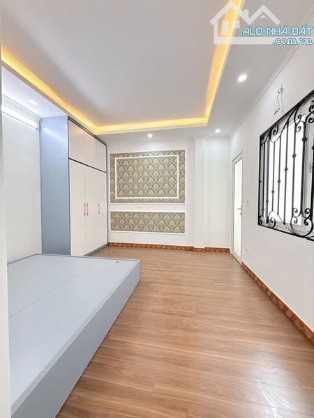HIẾM - Ô TÔ ĐỖ CỔNG - 1 NGOẶT RA PHỐ - NHÀ DÂN XÂY KIÊN CỐ - ĐẦY ĐỦ NỘI THẤT - 3 NGỦ - GIÁ - 3