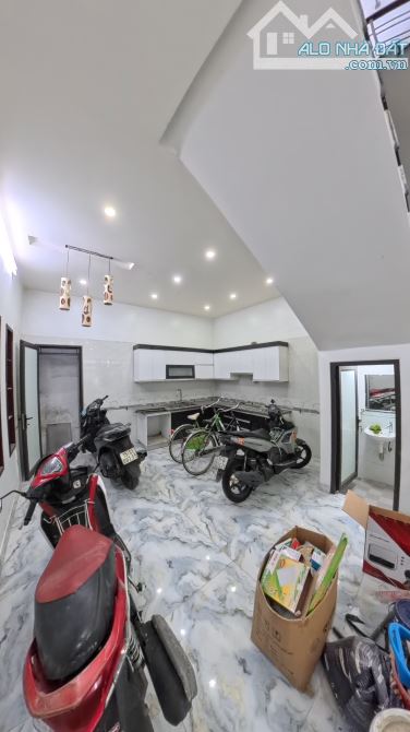 Chuyển nhượng nhà 3 tầng độc lập mặt ngõ Trại Lẻ, ô tô đỗ gần nhà. - 3