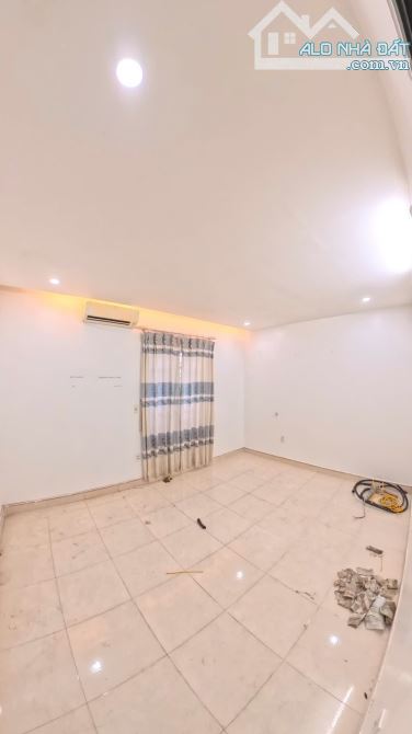 Chuyển nhượng nhà 3 tầng độc lập mặt ngõ Trại Lẻ, ô tô đỗ gần nhà. - 3
