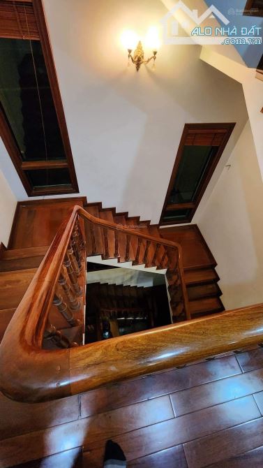 Bán Biệt Thự CV Cầu Giấy  - Đường lớn 5 Ô tô tránh - 326,3m2 * 4T + 1 hầm - 95 tỷ - 4