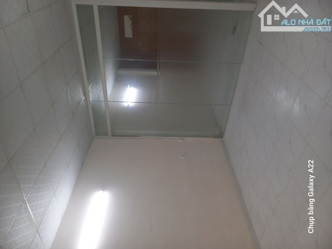 Ban nhà nguyên căn, DT 6.5m x22m(143m²). Ngay cạnh chợ Phú Xuân (thị trấn Nhà Bè). Hẻm xe - 4
