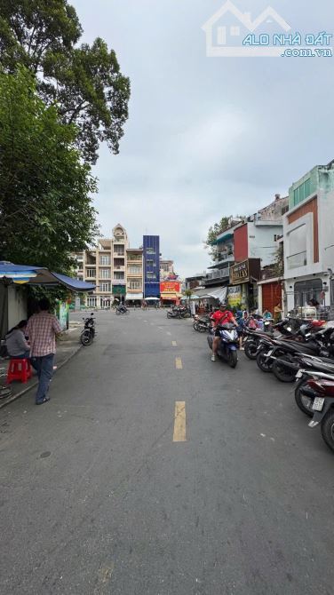 Mặt tiền Quận 11. Đường 16m ra 3/2. DT: 4x20m. Nở hậu. 6 Tầng thang máy - 4
