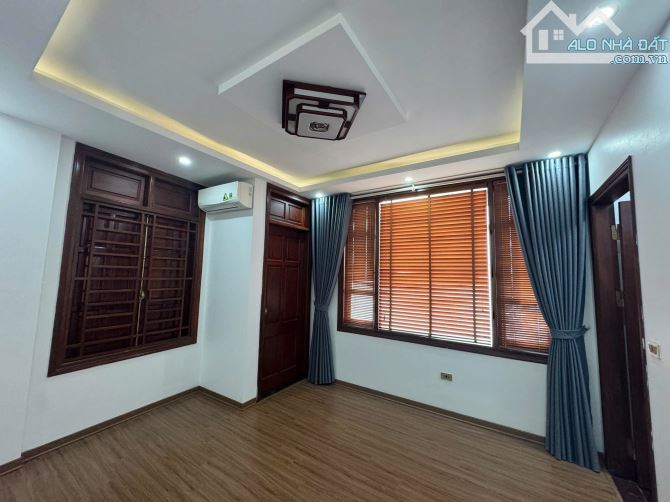 HƠN 6 TỶ- NGÔ GIA TỰ-LONG BIÊN-NHÀ ĐẸP 5 TẦNG-Ô TÔ ĐỖ CỔNG-20M Ô TÔ TRÁNH - 4