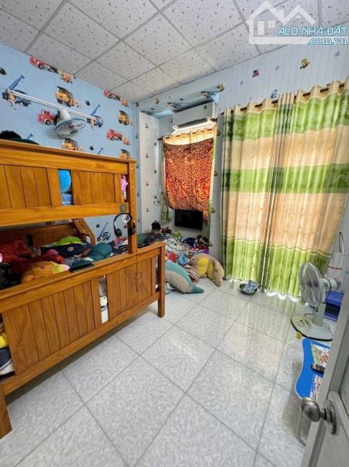 Bán Nhà Hẻm Quận 8, DT: 4*10,5 - SHR, 2 Tầng, Phú Định, ko QH, Ko Lộ Giới, Giá 3,x Tỷ - 4