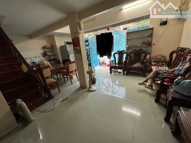 Cho thuê nhà mặt phố Trần Quốc Toản, DT 45m2+lửng 15m2, MT 7.5m, Giá 35tr - 4
