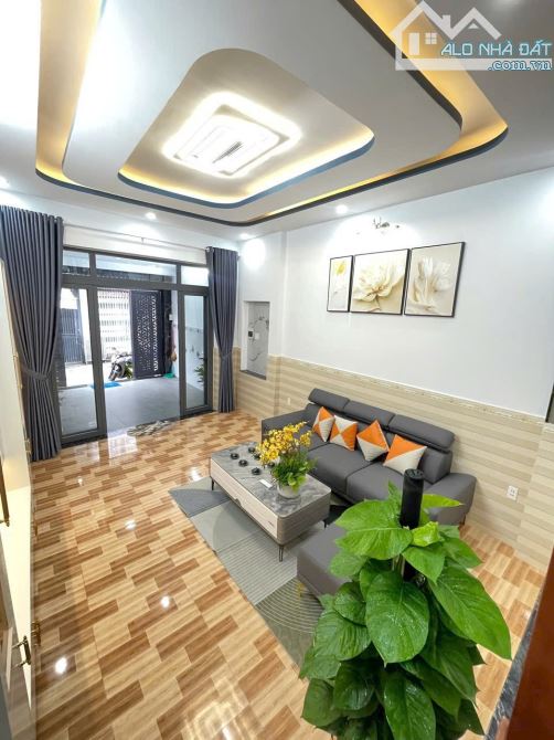 Nhà đẹp long lanh 3 lầu DT: 4.02 * 15.5 giá nhỉnh 6 toi - 4