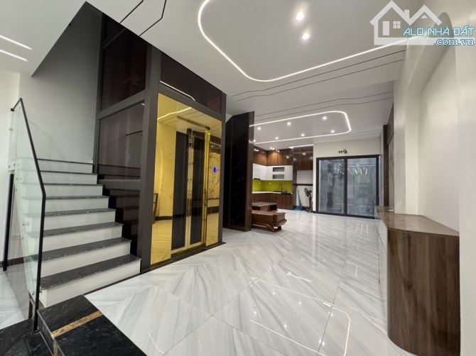 Phố Đức Giang NHÀ ĐẸP NHƯ KS 5 SAO 95m2- 4T- mặt tiền 6m- thang máy,ô tô tránh trước nhà - 4