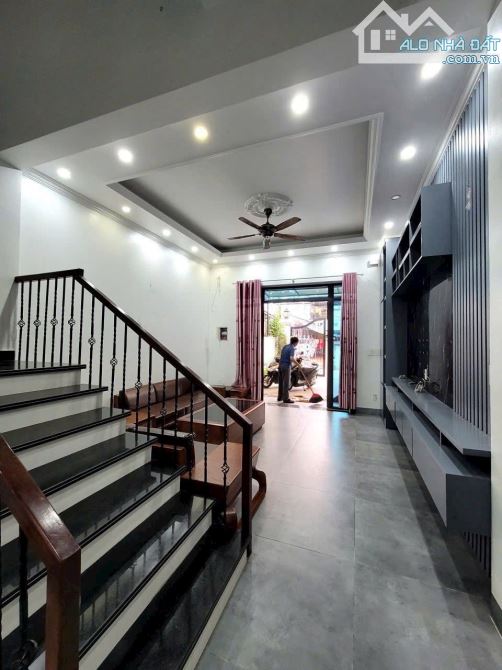 Bán căn nhà 3 tầng ngõ phố Nguyễn Hữu Cầu, ph Hải Dương, TP HP, 95.6m2, mt 4.5m, 4 ngủ - 4