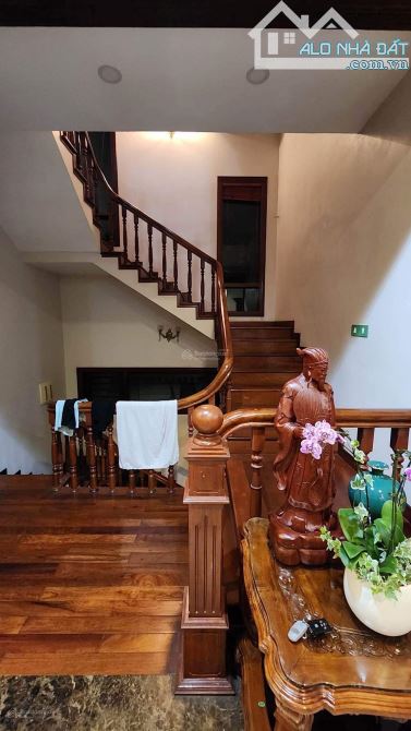 Bán Biệt Thự CV Cầu Giấy  - Đường lớn 5 Ô tô tránh - 326,3m2 * 4T + 1 hầm - 95 tỷ - 5